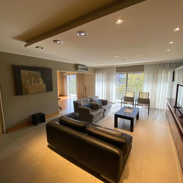 Excelente ubicación, cerca Arístides, cochera gratis, hotel in Mendoza