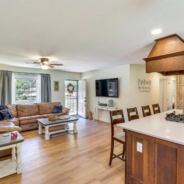 Near Woodland Lake Park: Home w/ Fire Pit!, хотел в Пайнтоп-Лейксайд