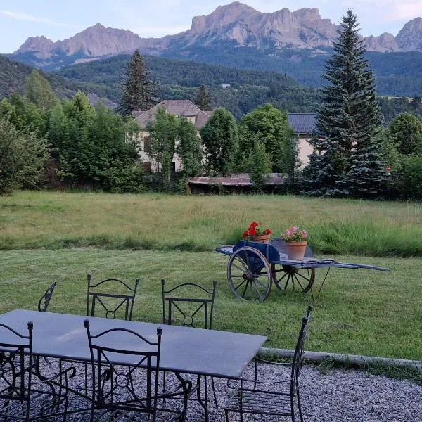 Maison dans parc clôturé, hotel v destinaci Barcelonnette