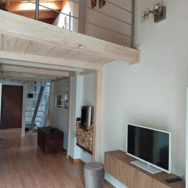 Loft Tirano centro storico - open space Adele, hotel in Tirano