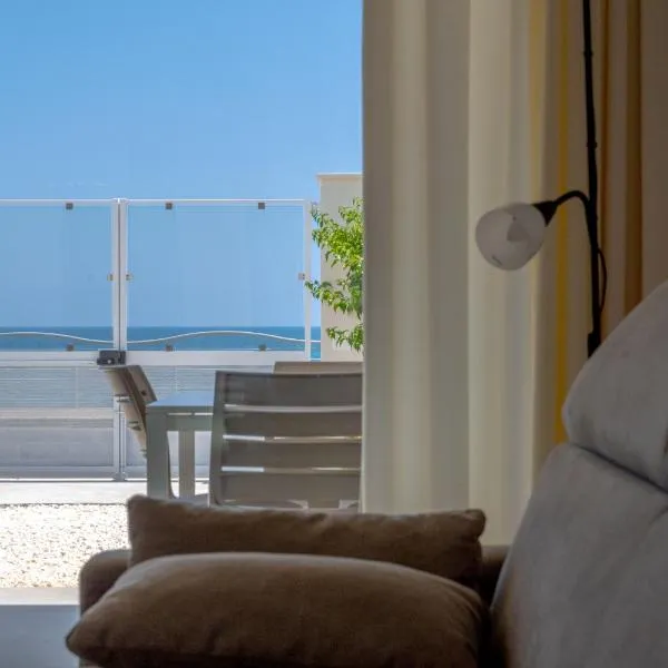 Wonderful apartment with seaview in front of beach at 200 meters from the beach located in Avola, hotelli kohteessa Avola