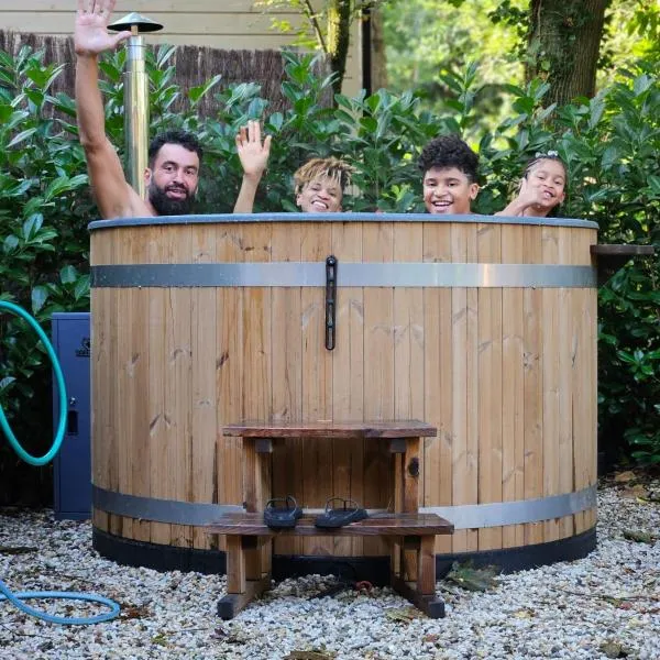 Forest Finest, luxe chalet met HOT TUB mooie overkapping en prachtige tuin met veel privacy, hotel v destinaci Hoenderloo