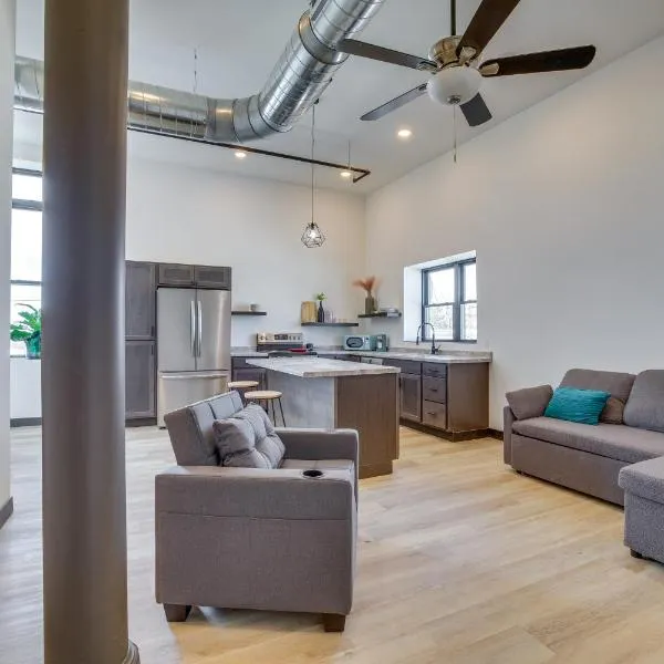 Modern, Open-Concept Apartment Downtown Cashton!, hotel i Cashton