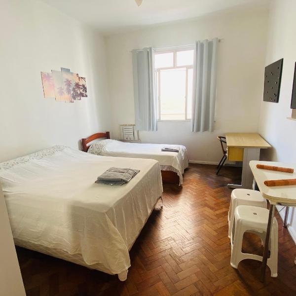 Studio completo na praia de Copacabana , claro e silencioso, com ar, wifi, netflix, até 3 pessoas, pauloangerami BR502