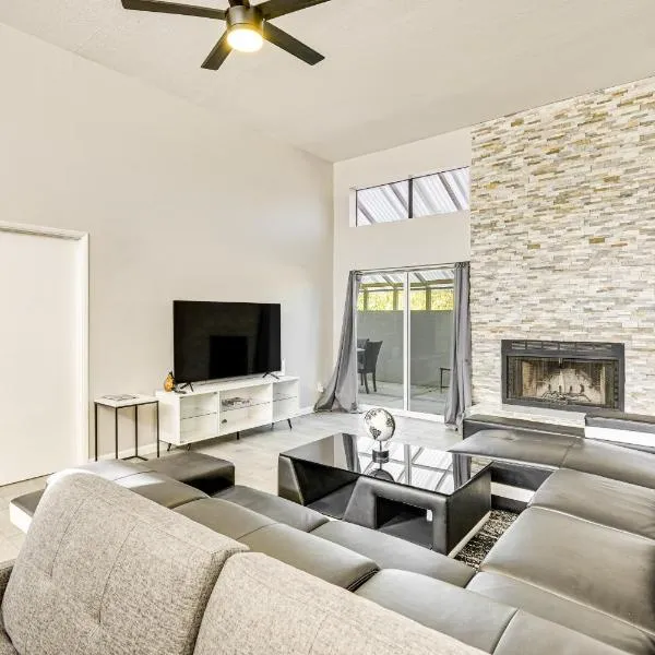 16 Mi to Dtwn Phoenix Home with Patio and Fireplace!