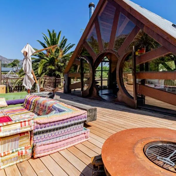 Extraordinary Barn Loft at Animal Sanctuary, hotel v destinaci Franschhoek