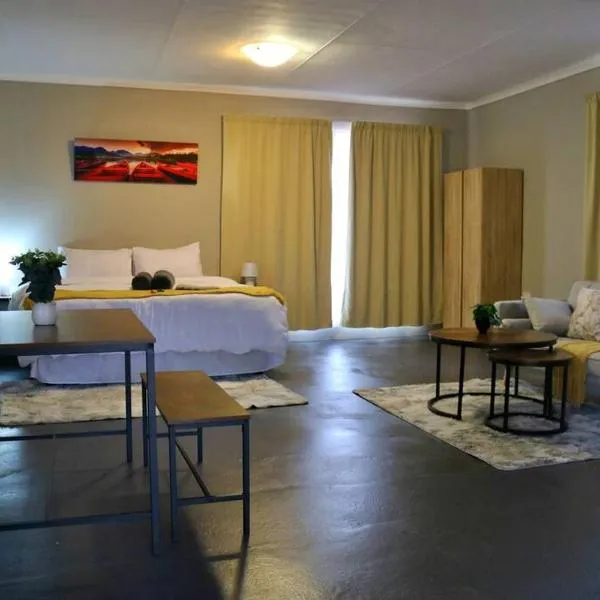 Refreshing Mountain FarmStay w Boma,Pool,Hikes,Obstacle Course, hotel v destinaci Magaliesburg
