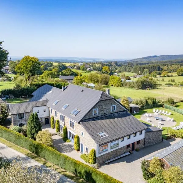 Berismenil Gardens large villa with indoor swimming pool and jacuzzi, hotel v destinaci La-Roche-en-Ardenne