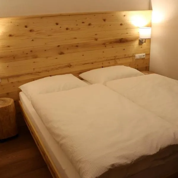 Ferienwohnungen Falch Simone, hotel v destinaci Sankt Anton am Arlberg