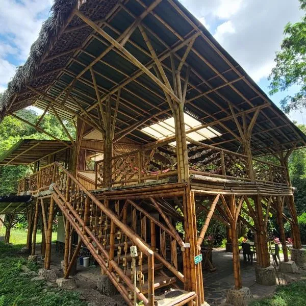 Colibamboo Ecolodge Biocasa artesanal rodeada de naturaleza con jaccuzi y mucho más, hotel v destinaci Pacho