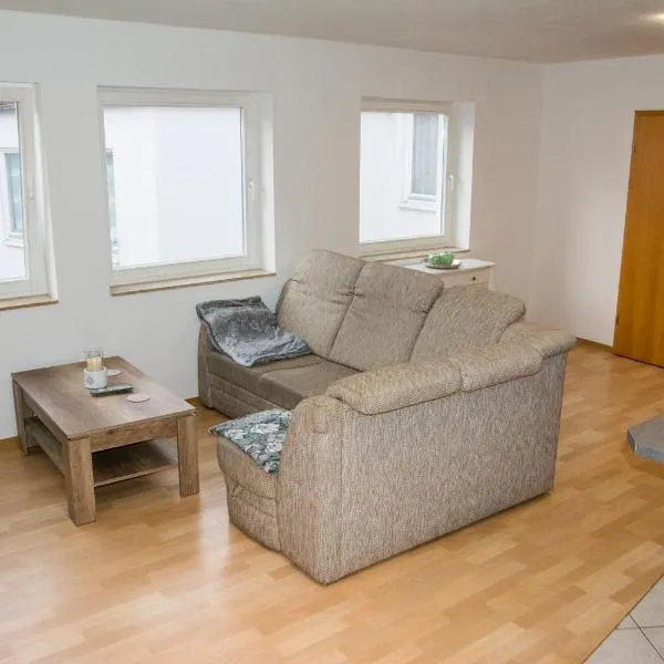 Schöne 2-Raum-Wohnung im Zentrum Waltershausens, hotel v destinaci Waltershausen
