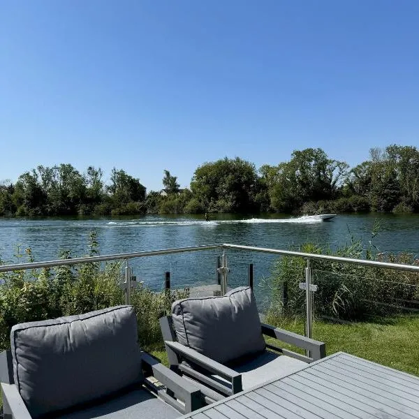 Peaceful Lakefront Escape w Sunset Views, hotel in Gloucestershire