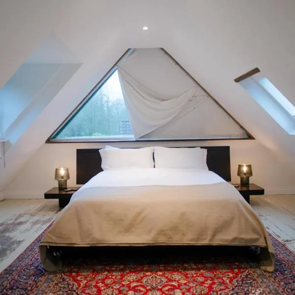 Riverside Dormer Mells nr Babington, hotel in Frome