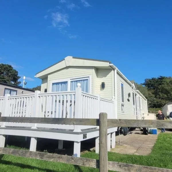 Home with a view Whitecliff Bay Holiday Park, hotel in Bembridge