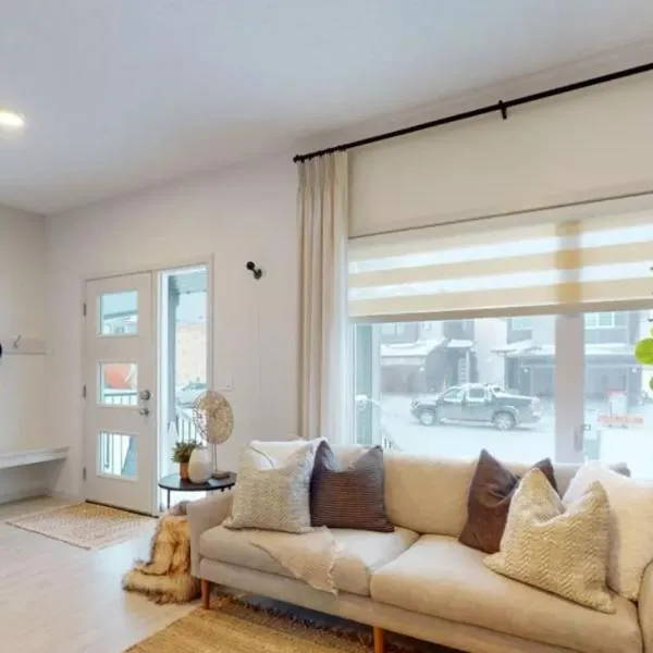 Exquisite 3bedroom home, 16m to WEM & 25m to YEG, hotell sihtkohas Edmonton