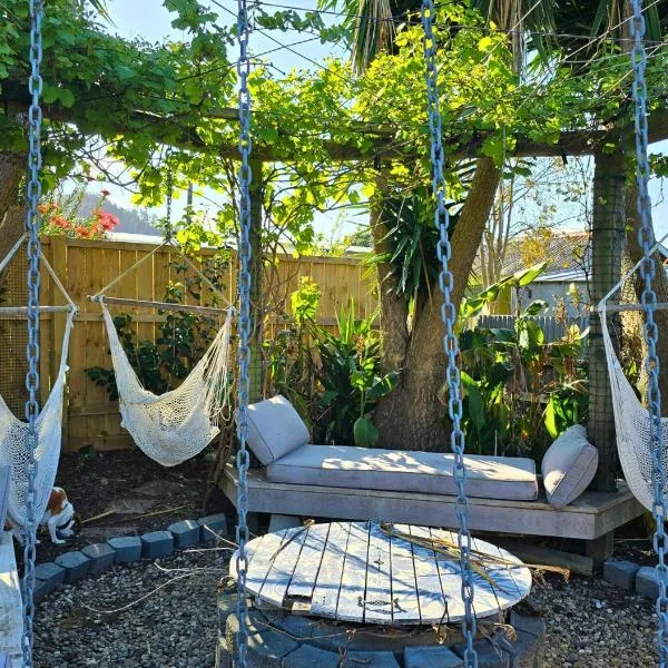 Tairua Garden Hideaway - Homestay with Private Room, hotel v destinaci Tairua