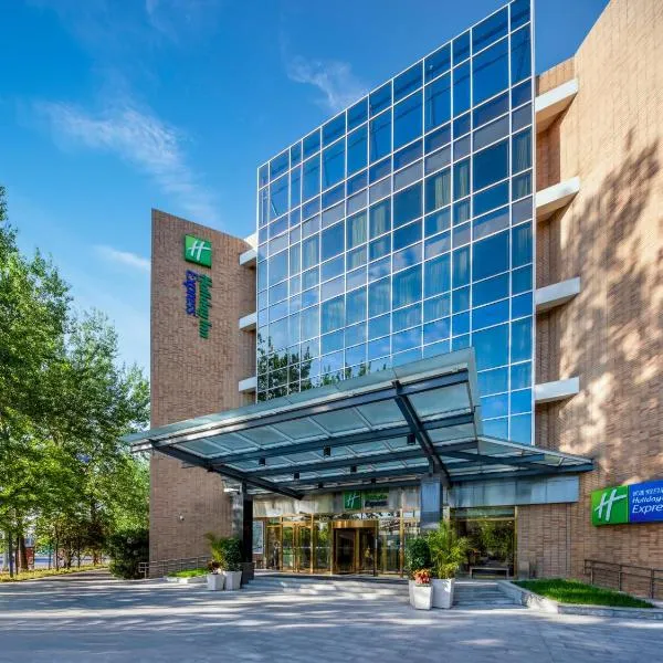 Holiday Inn Express Shangdi Beijing by IHG l Next to Yuanmingyuan Park & Subway & Qinghe Railway Station & Beijing Sport University l Taxi 15 Minutes to Summer Palace & Peking University & Tsinghua University l 20 Minutes to Badaling Great Wall by Railway, hotel v Pekingu