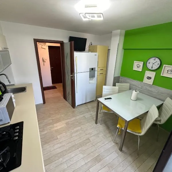 NEW Green Apartment 64 with private parking, hotel a Bucarest