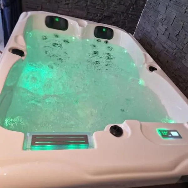 Gîte avec jacuzzi privatif, hotel in Solre-le-Château