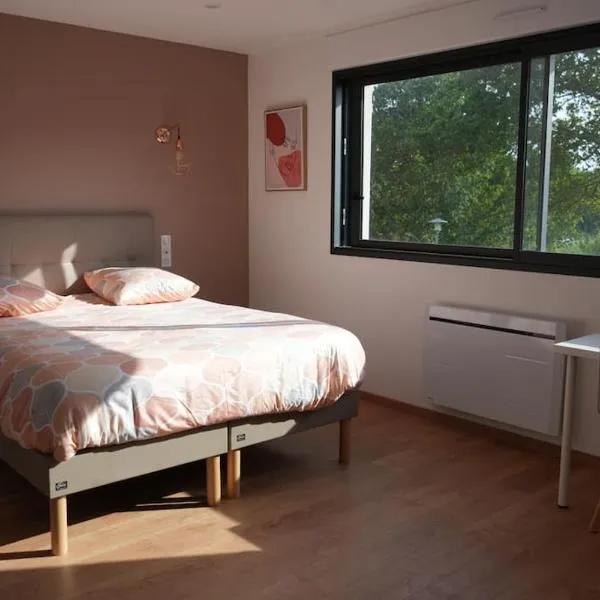 Suite parentale à 1 min du parc des expositions, hotel in Bohars