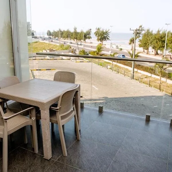 Seaside retreat for urban explorers above Mall, hotel v destinaci Maputo