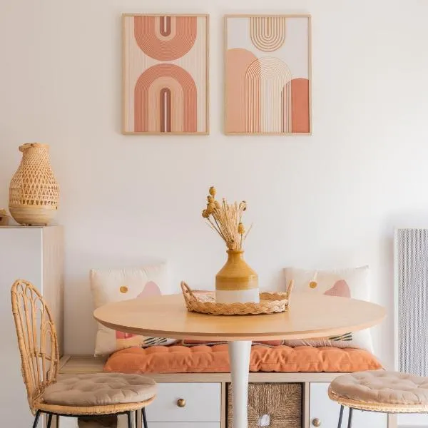 Votre séjour reposant proche plage, climatisation, piscine et parking privé - arrivée autonome - lit queen size, hotel in La Seyne-sur-Mer