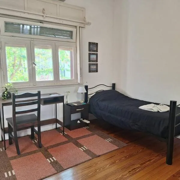 Habitación grande y luminosa cerca del subte linea B, hotel din Buenos Aires