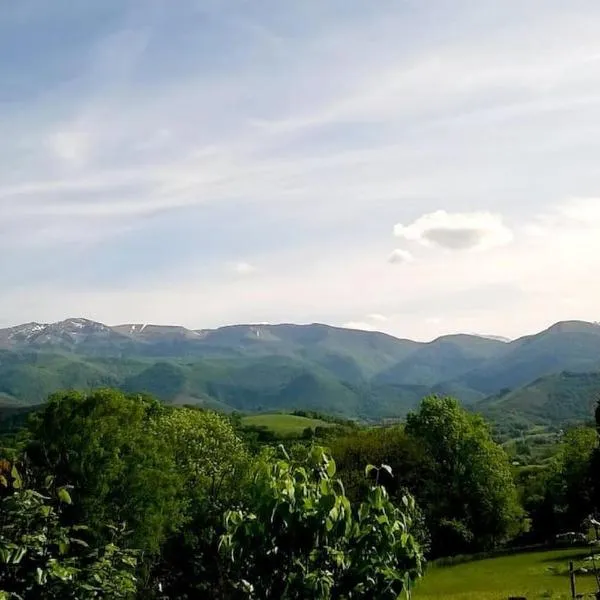 Gîte ETH ARREYEN avec piscine privée et magnifique vue sur Pyrénées, hotel v destinaci Tilhouse