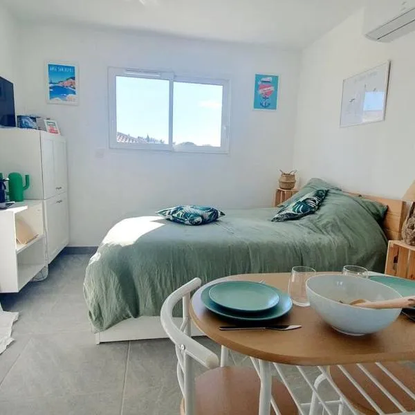 Studio avec jardin et parking proche plages et Sainte-Musse, hotel en La Garde