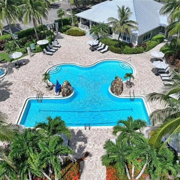 Spacious 2BR Lely Resort Condo with Lake View steps to Pool Hot Tub Gym, hotel di Napoli