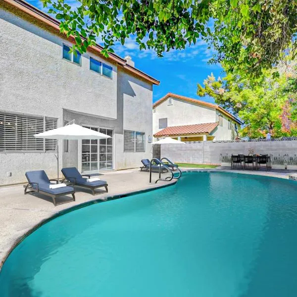 Bright Fun Spacious Home with Pool, hotel v Las Vegas