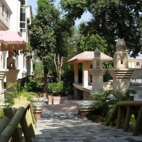 Divine AC studio in Ananda Krishna Van 2 mins from ISKCON, hotel in Vrindāvan
