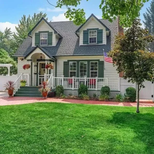 1930s Queen Anne Historic Downtown Retreat, хотел в Медфорд