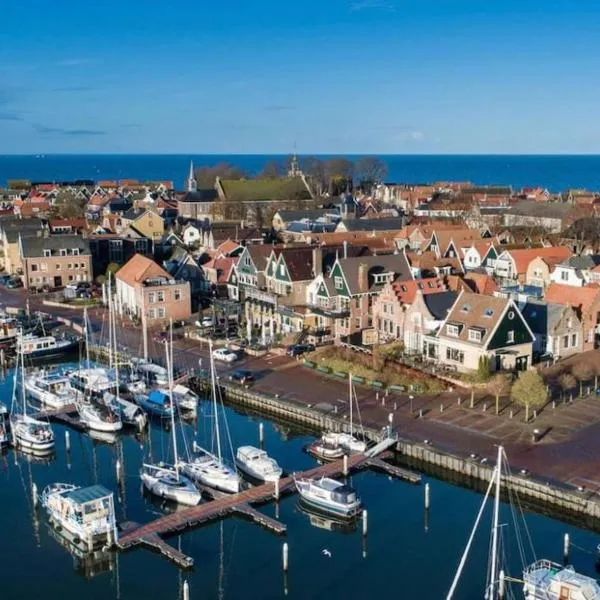 Zeiljacht op Urk, Nederland, hotel in Urk