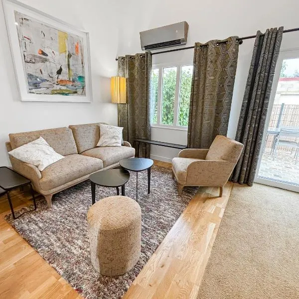 Maison plein pied, proche de Paris, Parking securisé, La Parenthèse, Terrasse privée, 1 chambre capacité 4 personnes, hotel in Brétigny-sur-Orge