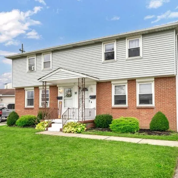 Cozy Duplex Near BUF International Airport, hotel in Cheektowaga