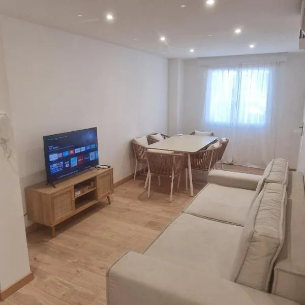Newly renovated 5min beach & 2min train station – hotel w mieście Vallauris