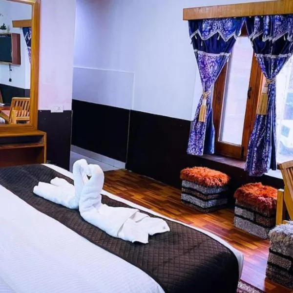 !!! Hotel Hilltop at Mall Road Manali !!! With Open Terrace !! Family Hotel !!: Manāli şehrinde bir otel