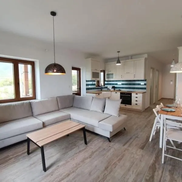 Anamesa Apartment 1, hotel in Poúlithra