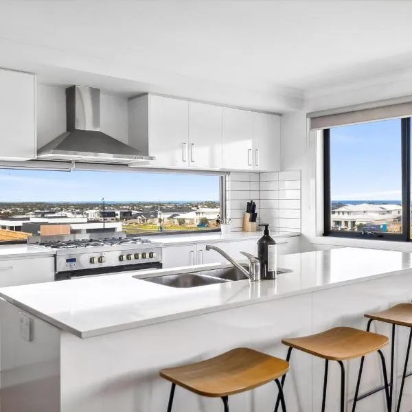 Spacious family home with pool and ocean views, hotel en Torquay