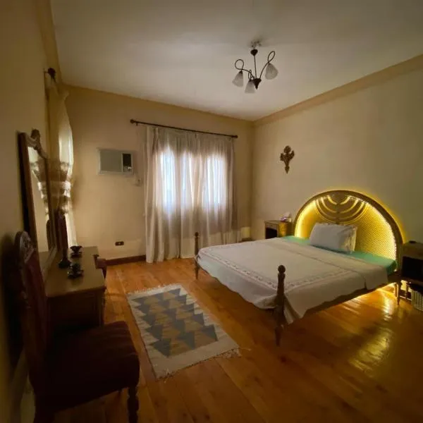 Queen room in Elite home, hotel in Cairo