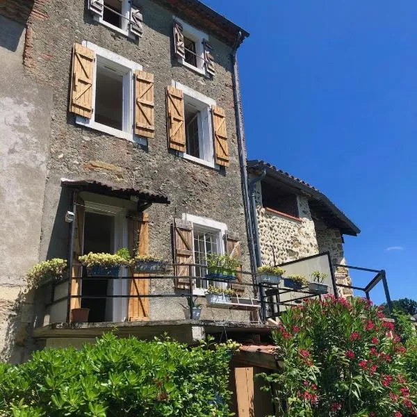 Beautiful Village House next to Garonne river!, hotel v destinaci Couladère