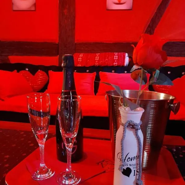 LOVE ROOM Le rouge et noir, hotel in Barr