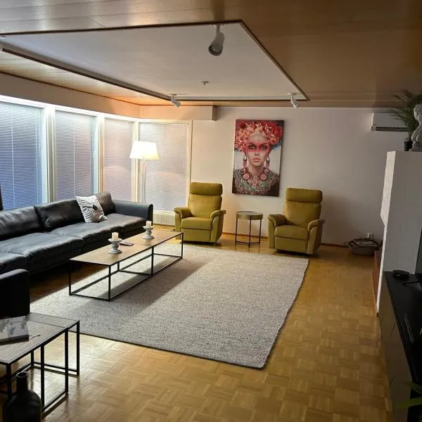 Villa Mänty 200 m2 Arkkitehdin suunnittelema kaupunkikoti rauhallinen sijainti Sauna autokatos, hotel in Seinäjoki