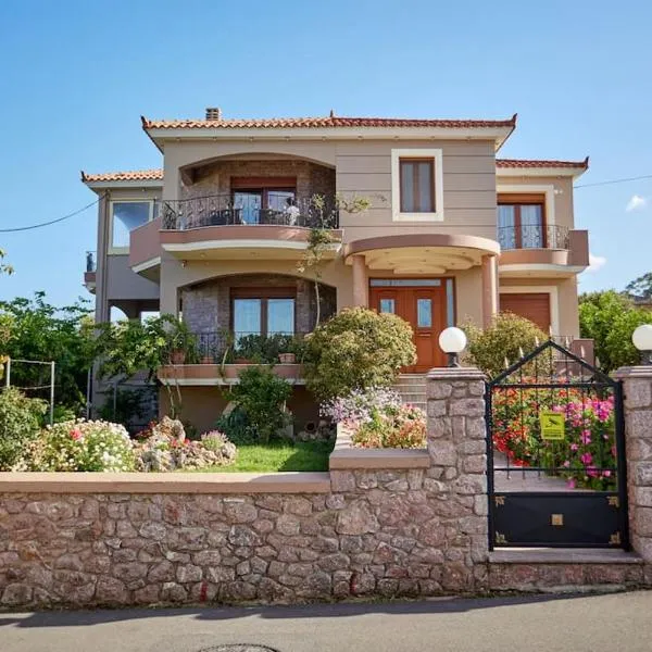 Luxury 3 Bedroom Apartment with Garden, hotel in Chios