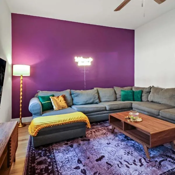 Mardi Gras Hideaway Cozy 2BR in Soulard, hotel din Soulard