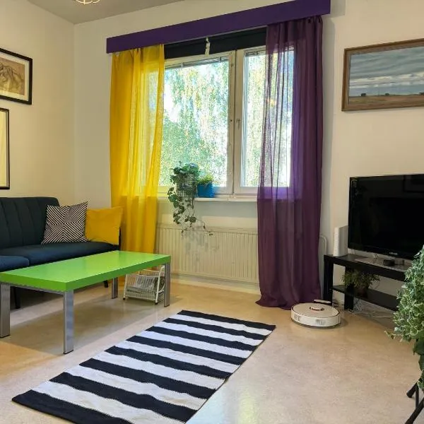Värikäs puutalokaksio 1-6 hlölle, ilm parkit, hotel in Oulu