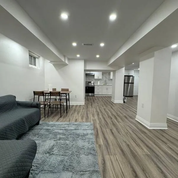 Spacious 2 Bedroom, 2 Bath Suite, hotel v destinaci Toronto