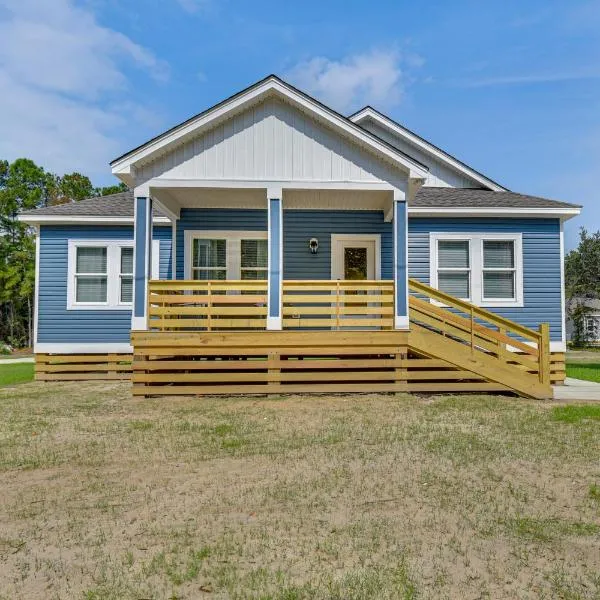 1 Mi to Dtwn Manteo: Dog-Friendly Home w/ Deck، فندق في مانتيو