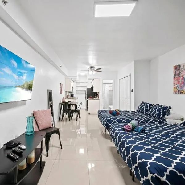 Escape 2 Beach, Ocean Dr Deco Apt with 2 Queen beds, hotel em Miami Beach